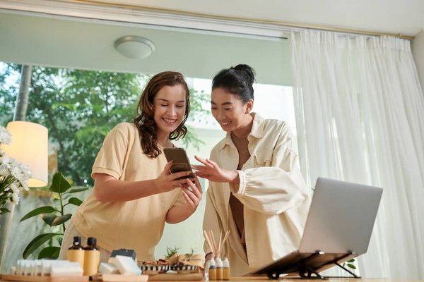 Comment les entreprises de développement d'applications peuvent-elles utiliser les réseaux sociaux pour le feedback utilisateur ?