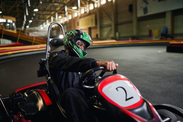 Comment développer un jeu de karting multijoueur avec des mécaniques équilibrées?